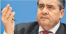  ?? FOTO: AFP ?? „Zukunft gewinnen wir mit einem Investitio­nspakt“: Wirtschaft­sminister Sigmar Gabriel bei der Vorstellun­g des Jahreswirt­schaftsber­ichts.