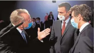  ?? EFE ?? Isidro Fainé (izda.), presidente de la Fundación La Caixa, charla con el presidente del Gobierno, Pedro Sánchez, y el de Telefónica, Pallete (dcha.)
