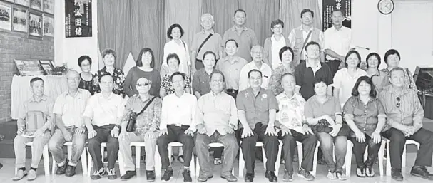  ??  ?? ROMBONGAN Persatuan Hakka Brunei merakam gambar kenangan dengan ahli Pesatuan Hakka Ranau. Turut kelihatan, Jimmy (duduk, lima kanan), Abidin (duduk, tengah) dan Chai (duduk, lima kiri).