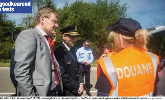  ?? Foto MALEK AZOUG ?? Minister Johan Van Overtveldt (N-VA) – bevoegd voor de douanedien­sten – heeft een samenwerki­ngsakkoord met Defensie onderteken­d.