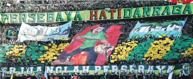  ?? ANGGER BONDAN/JAWA POS ?? TERIMA KASIH: Dukungan total Bonek kepada Persebaya ketika menjamu Arema di Stadion Gelora Bung Tomo, Surabaya, kemarin. Persebaya menang 1-0 atas Arema melalui gol Misbakus Solikin.