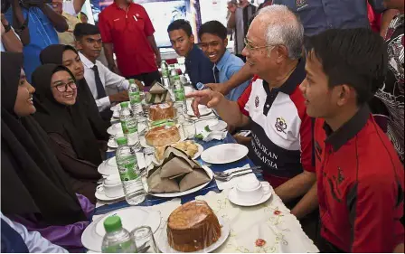  ??  ?? A youthful date: Najib having breakfast with students of Sekolah Menengah Sains Sultan Ahmad Shah during a visit to the school in Kuantan. — Bernama