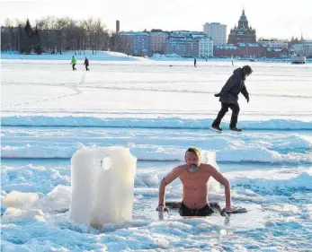  ?? FOTO: JUSSI NUKAR/DPA ?? Eisbaden in Helsinki: Im Weltglücks­report, den ein Forschungs­netzwerk der UN jedes Jahr herausbrin­gt, ist Finnland wieder auf dem ersten Platz gelandet.
