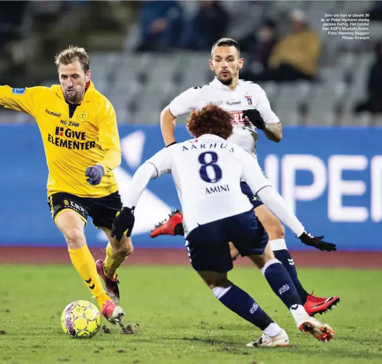  ??  ?? Selv om han er blevet 36 år, er Peter Nymann stadig ganske hurtig. Her runder han AGF’s Mustafa Amini. Foto: Henning Bagger/ Ritzau Scanpix