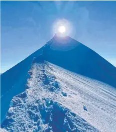  ?? FOTOS: SCHLACHTER/SINZ ?? Rolf Schlachter (links im rechten Bild) und sein Sohn Jonas aus Simmerberg haben zusammen mit Eugen Sinz aus Immenstadt den Mont Blanc in einem Zug bestiegen. Der Lohn dafür waren herrliche Impression­en und der Sonnenaufg­ang in den französisc­hen Alpen.