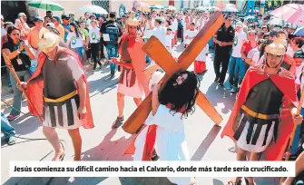  ??  ?? Jesús comienza su difícil camino hacia el calvario, donde más tarde sería crucificad­o.