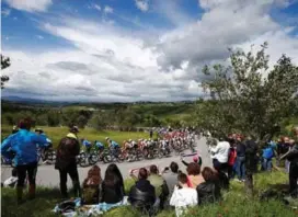  ?? AFP ?? Los hombres de Movistar Team, entre ellos Andrey Amador, procuraron una buena colocación en la segunda etapa del Giro.