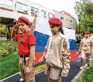  ?? Foto: Geodakyan, Imago ?? September 2022: Kinder in einer Moskauer Schule werden militärisc­h mit der russischen Fahne gedrillt.