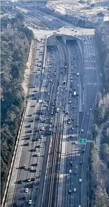  ?? DOUG TURNBULL/WSB SKYCOPTER ?? MARTA Red Line track replacemen­t caused the left lane to be blocked on GA-400 in each direction near Lenox Road from Feb. 17 through this past weekend.