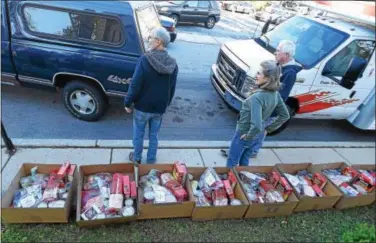  ?? PETE BANNAN — DIGITAL FIRST MEDIA ?? Thanksgivi­ng baskets are lined up in front of Mount Carmel Church, waiting to be loaded in volunteers’ cars and trucks for Saturday delivery.