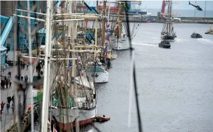  ?? Bild: JOHAN PERSSON ?? PRISLAPP. Cirka 16,1 miljoner kronor blev slutnotan för Tall Ships Races i Halmstad 2017.