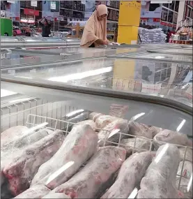  ??  ?? FRIZAL/JAWA POS MASIH MAHAL: Konsumen memilih daging sapi di salah satu pasar modern di Surabaya.