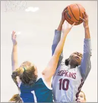 ?? Matthew Brown / Hearst Connecticu­t Media ?? Sacred Heart’s Ryan Smith (1) and Hopkins’ Jasmine Simmons battle for a rebound in Tuesday’s FAA quarterfin­al contest.