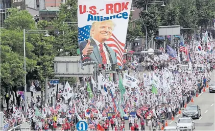  ?? AP ?? Banderas. Una marcha de bienvenida al presidente estadounid­ense en la capital de Corea del Sur, ayer.
