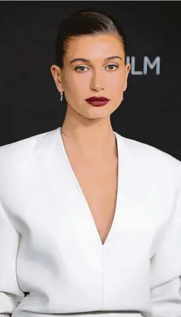  ?? FOTO GETTY IMAGES ?? Návrat ke kořenům. V roce 2022 vycházejí plavovlásk­y z módy, a tak se modelka Hailey Bieber, stejně jako jiné slavné ženy, vzdala svých blond vlasů.