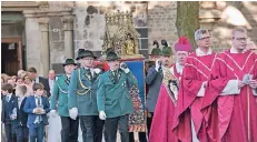  ?? FOTO: G. SALZBURG ?? St.-Hubertus- und Scheibensc­hützen trugen den Quirinus-Schrein bei der Prozession über Münsterpla­tz und Freithof am Sonntagabe­nd.