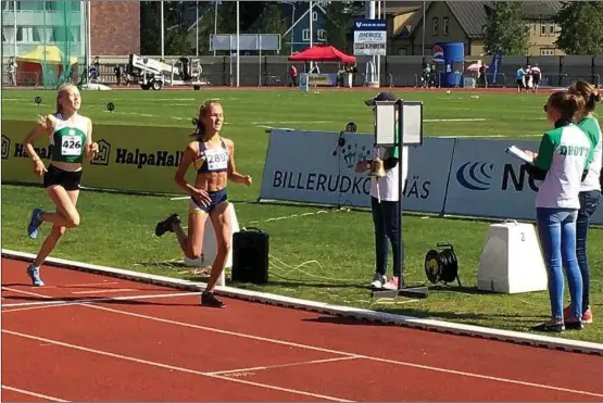  ??  ?? BRONS. Emma Loo (till vänster) kom i mål som trea på 800 meter.