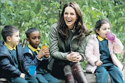  ?? PETER NICHOLLS / AP ?? La duquesa Catalina acompañada por niños durante el acto en Londres