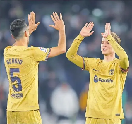  ?? ?? Sergio Busquets y Frenkie de Jong celebran el triunfo en Sevilla ante el Betis.