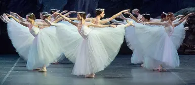 ??  ?? Grande danza «Giselle» nella foto di Francesco Squeglia