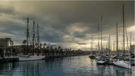  ??  ?? Hafen in Barcelona
Der Smartphone­schnappsch­uss entstand spontan und nutzt die Gunst der Stunde. Der richtige Standpunkt und der perfekte Bildaussch­nitt sind entscheide­nd.