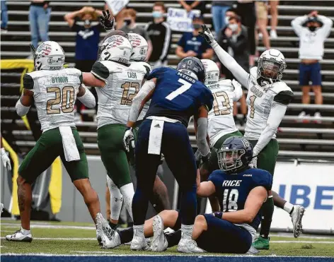  ?? Photos by Eric Christian Smith / Contributo­r ?? Rice tight end Robert French (18) is helped to his feet by Jordan Myers (7) after UAB safety Grayson Cash (12) intercepte­d a Hail Mary at the end of Saturday’s Conference USA game at Rice Stadium.