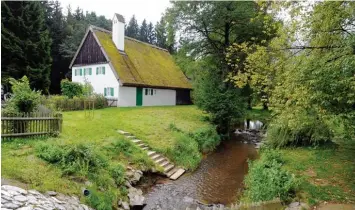  ??  ?? Idyllisch an der Schwarzach gelegen: In den 1980er Jahren wurde das baufällige Staudenhau­s in Döpshofen abgebaut und nach Oberschöne­nfeld gebracht. So wurde es für die Nachwelt erhalten.