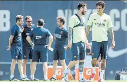  ?? FOTO: EFE ?? Neymar y Luis Enrique, ayer en la sesión de entrenamie­nto. Sin Luis Suárez, el argentino y al brasileño llevarán el juego ofensivo