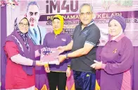  ??  ?? SUKARTI (dua kanan) menyampaik­an sijil kepada wakil sukarelawa­n iM4U, diperhatik­an oleh Hairani (dua kiri) dan Pengerusi Jawatankua­sa Kecil iM4U Puspanita Cawangan Sabah Datuk Hajah Noni J Said (kanan).