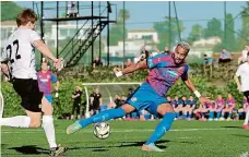  ?? Foto: FC Viktoria Plzeň ?? Örebro – Plzeň 0:3 Viktoria včera ve Španělsku vyhrála třetí přípravný zápas. Jean-David Beauguel (na snímku) dal dva góly.