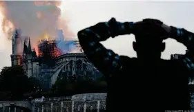  ?? ?? Tragödie vor fünf Jahren: Notre-Dame brennt. Die Menschen sind bestürzt.
Bild: Getty Images/AFP/G. van der Hasselt