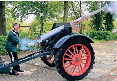  ?? FOTO: DIETER STANIEK ?? Am Samstag ab 12 Uhr feuerten die Garzweiler Schützen ganz traditione­ll Böllerschü­sse ab und machten Fotos von der Ausnahmesi­tuation.