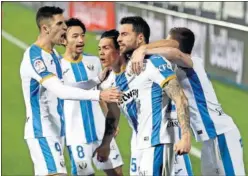  ??  ?? Sabin, Gaku, Silva, Bastón y Eraso celebran un gol del Lega.