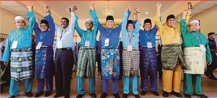  ?? PIC BY AIZUDDIN SAAD ?? (From left) Hutan Melintang state seat candidates Mohd Misbahul Munir Masduki (Pas), Datuk Khairuddin Tarmizi (Barisan Nasional) and G. Manivannan (PKR); Bagan Datuk parliament­ary seat candidates Ata Abdul Muneim Hassan Adli (Pas), Datuk Seri Dr Ahmad...