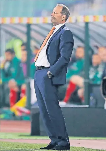  ?? FOTO: AP ?? Unzufriede­n: Hollands Trainer Danny Blind während des Auftritts seine Mannschaft in Sofia – es war sein letzter.