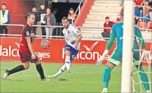  ??  ?? Malbasic lanza a puerta ante Odei en el partido de ayer, que acabó en empate a nada en el estadio burgalés.