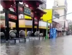  ?? CORTESÍA ?? Entrada al barrio Chino, avenida Segunda, apenas para un piscinazo.