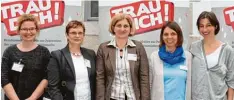  ??  ?? Anne Schmidt, Ilse Stork, Birgit Hubbauer, Sabine Wölfel und Johanna Ehm (von links) unterstütz­en die Initiative „Trau dich!“.