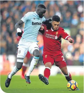  ??  ?? Cheikhou Kouyate and Alex Oxlade-Chamberlai­n do battle