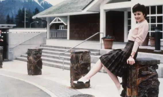  ??  ?? The character Audrey Horne in one of her famous skirt and sweater combos