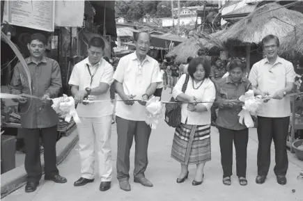  ?? Photo by Alpine KIlla ?? TRADE FAIR OPENING.(from l-r) Bontoc Vice Mayor Eusebio Kabluyen, Department of Science and Technology (DOST) provincial director Alfonso Berto, Mayor Franklin Odsey, DTI provincial director Juliet Lucas, Councilor Rose Farnican, and Department of Labor and Employment (DOLE) provincial director Apollo Luspian lead the opening of the Agri-Crafts Trade Fair .