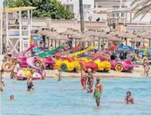  ?? EFE ?? Turistas disfrutan del sol en la playa de Peguera, en Calvià (Mallorca).