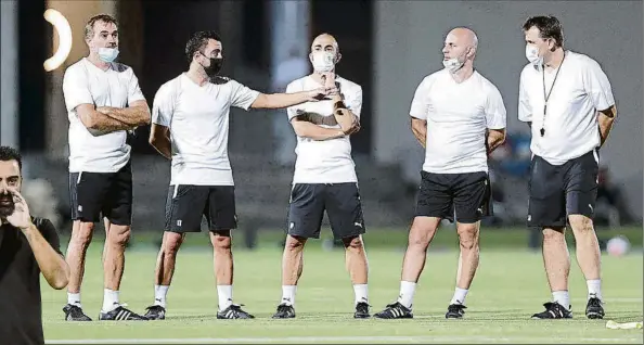  ?? FOTO: AL SADD ?? Xavi Hernández, en Doha junto a Óscar Hernández (a su derecha), David Prats, Sergio García y Sergio Alegre (de izquierda a derecha)