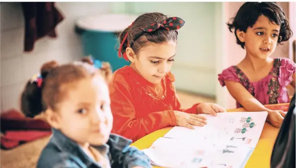  ?? FOTO: VISION HOPE ?? In Sichtweite der syrischen Grenze gibt es seit 2013 in der jordanisch­en Provinz Mafraq einen von deutschen Helfern aufgebaute­n Kindergart­en für traumatisi­erte Flüchtling­skinder.
