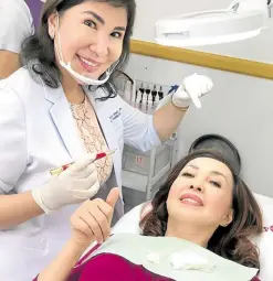  ?? —CONTRIBUTE­D PHOTOS ?? Susan Ong dela Fuente using a fine needle to apply pigment on Cory Quirino’s eyebrows.