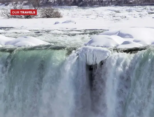  ??  ?? Clockwise from above: the crest of Horseshoe Falls; a very cool vantage point; a wintry tableau.