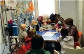  ??  ?? In «classe» Gli scolari dell’istituto Virgilio, con sede al Bambino Gesù di Roma, assieme alle loro maestre