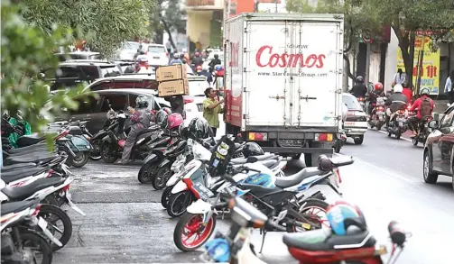  ?? BOY SLAMET/JAWA POS ?? AKAN DITATA: Kondisi Jalan Gajah Mada yang semrawut dan macet karena banyak motor dan mobil yang parkir di bahu jalan.