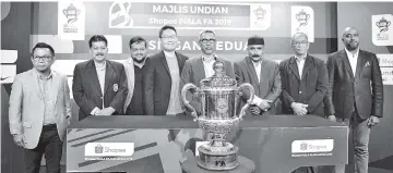  ??  ?? Football Associatio­n of Malaysia (FAM) Vice President Datuk Mohd Yusoff Mahadi (fourth right) with the Malaysia Football League (MFL) Board of Directors at the Shopee Malaysia FA Cup 2019 second-round draw held at the Empire Gallery, Damansara yesterday. - Bernama photo