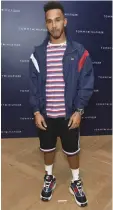  ??  ?? Arriba, Hailey Baldwin y el piloto de Fórmula 1 Lewis Hamilton. Ambas estrellas fueron parte del show que Tommy Hilfiger presentó en la siempre imponente ciudad de Shanghái.